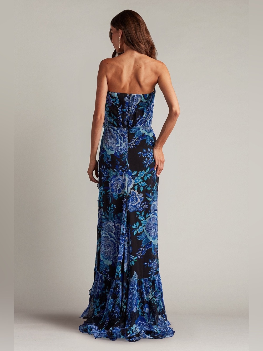 new Tadashi Shoji Morwenna Floral Print Ruffle Gown blue/black
CHW24386L-BKBFL - Picture 4 of 9
